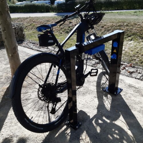 Fietsnietje Marion 12 fietsaanleunbeugel met oplaadpunt voor elektrische fiets