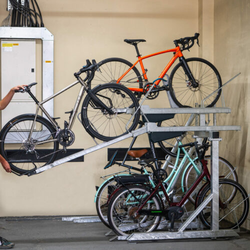 Tweelaags fietsenrekken 24 Het Pro2Tier+ systeem biedt ongekend bedieningsgemak dankzij een ergonomisch ontwerp en krachtige 1200N gasveer. Parkeer uw fiets zonder inspanning, elke dag opnieuw.