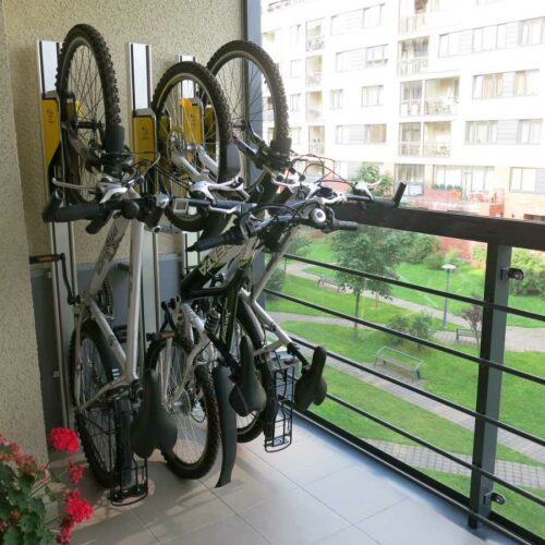 Verticaal fietsenrek voor aan wand gemonteerd.