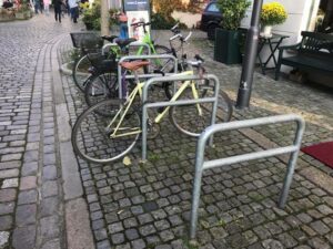 Aanleunbeugels, de onverwoestbare fietsenrekken. Afgebeeld de rond 60 mm. Met tussenbuis.