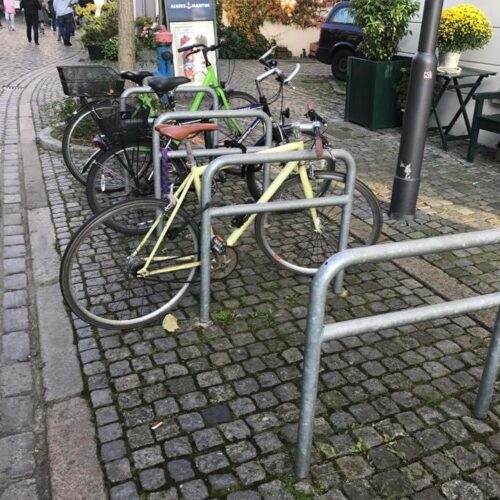Fietsnietjes D60 mm 26 Aanleunbeugels, de onverwoestbare fietsenrekken. Afgebeeld de rond 60 mm. Met tussenbuis.
