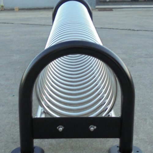 Design fietsenrek model Spirit Steel 38 Fietsenrek Spirit Steel. Op de afbeelding ziet u de voetplaten met voorgeboorde gaten, waardoor verankering van deze design fietsenrekken een fluitje van een cent is. Fiets-parkeren op zijn mooist!