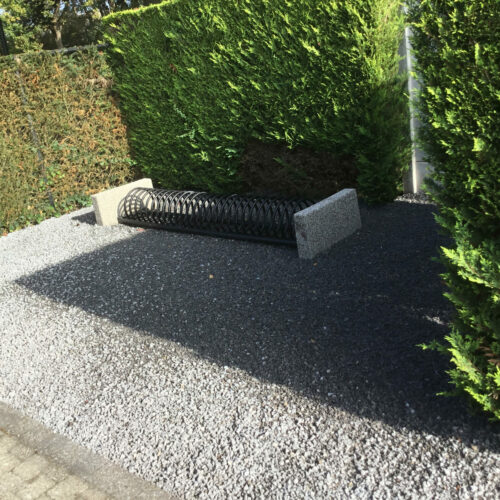 Fietsenrekken model Spirit Concrete 32 Fietsenrekken uit deze serie zijn een lust voor het oog.; Afgebeeld de uitvoering met 7 fietsplekken gecoat in ral 9005