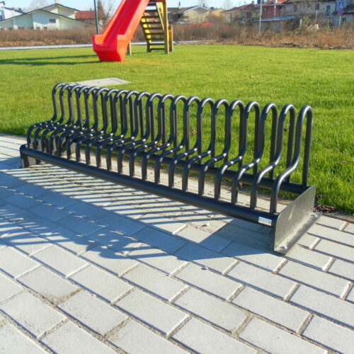 Fietsenrek model Gamma 31 Fietsenrek model Gamma met voetplaten. Ook leverbaar met zware betonvoeten, zodat deze fietsenrekken vrijstaand geplaatst kunnen worden. Leverbaar in diverse ral kleuren