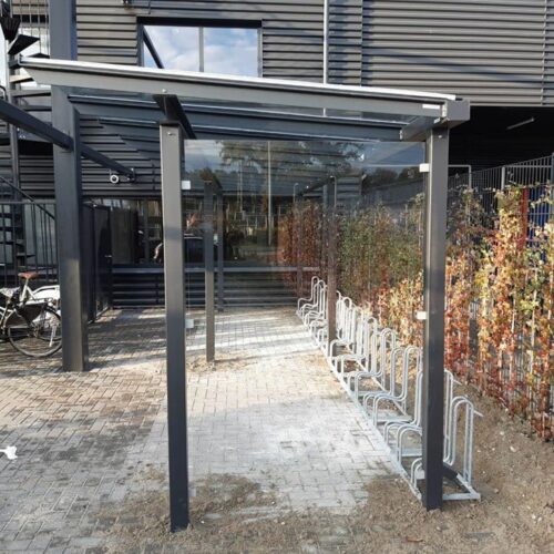 Fietsenrekken model FR4000 31 Onze hoog-laat fietsenrekken model FR4000, in fietsoverkapping model City enkelzijdig (Ook deze fietsoverkapping is vernieuwd model). Gecoat in ral 7016 antraciet.