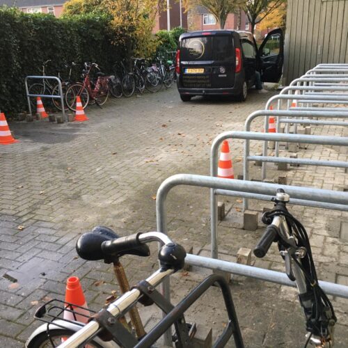 Fietsnietje 48 mm rond 30 Nog een montagefoto van deze aanleunbeugels door onze eigen monteurs, maar dit is ook zeer goed zelf te realiseren. Locatie Groningen.