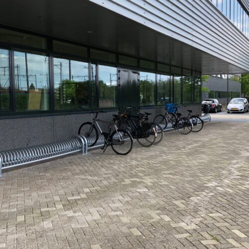 Design fietsenrek model Spirit Steel 30 Fietsenrek model Spirit steel, 5 op een rij in de verzinkte uitvoering. Design fietsenrekken voor zeer scherpe prijzen. Fietsparkeren op zijn mooist. Deze staan in Amsterdam.