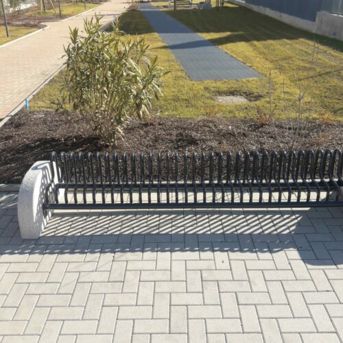 Fietsenrek model Gamma 35 De uitvoering van dit fraaie fietsenrek met halfronde betonvoeten.