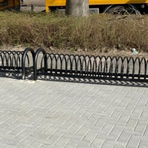 Design fietsenrek model Spirit Steel 47 Twee van onze Spirit fietsenrekken met 9 fietsplekken naast elkaar. Gecoat ral 9005. Leverbaar als fietsenrek voor 5 t/m 9 fietsen.