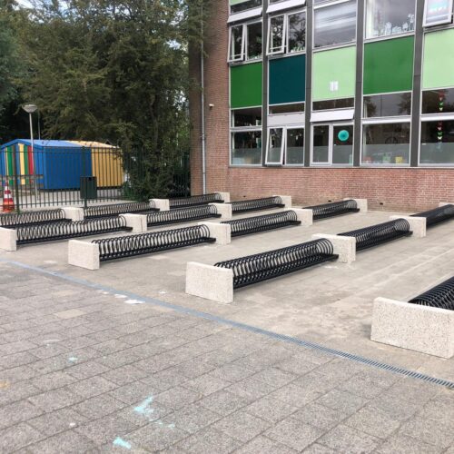 Fietsenrekken model Spirit Concrete 41 Design fietsenrekken spiraalvorm met betonsteunen op schoolplein