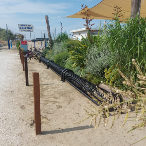 Design fietsenrek model Spirit Steel 49 Met het Spirit Steel fietsenrek kiest u voor een product dat niet alleen jarenlang meegaat, maar ook esthetisch bijdraagt aan de uitstraling van uw terrein.