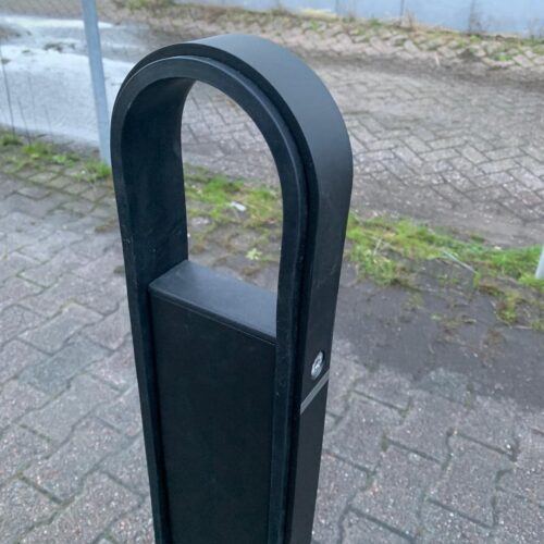 Fietsenrek Venice 21 Detail fietsenrek model Venice, hier ziet u goed de zware rubberen rand, die voorkomt dat uw fiets beschadigd wordt. Absoluut een aanwinst voor de buitenruimte..