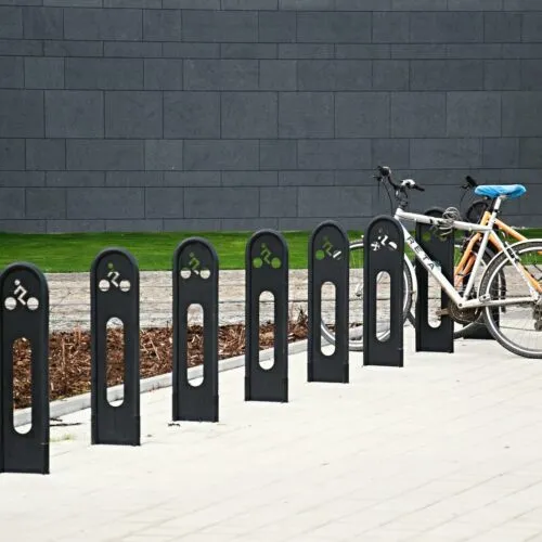 Fietsen-aanleunbeugel Santo. Fietsnietje Santo kopen? Deze moderne aanleunbeugel is voorzien van een handige uitsparing voor ketting- of kabelsloten, wat veilig parkeren eenvoudig maakt.