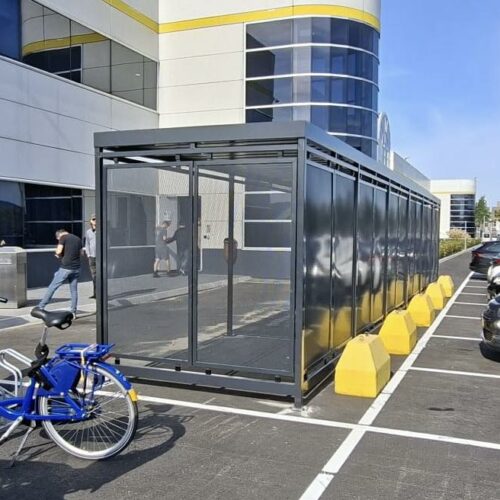 Fietsoverkapping Hagen – Luxe Design & Maatwerk 96 De fietsoverkapping Hagen biedt een duurzame en stijlvolle oplossing voor het veilig stallen van fietsen, uitgevoerd met verzinkte en gecoate perfoplaten die optimale bescherming en een moderne uitstraling garanderen.