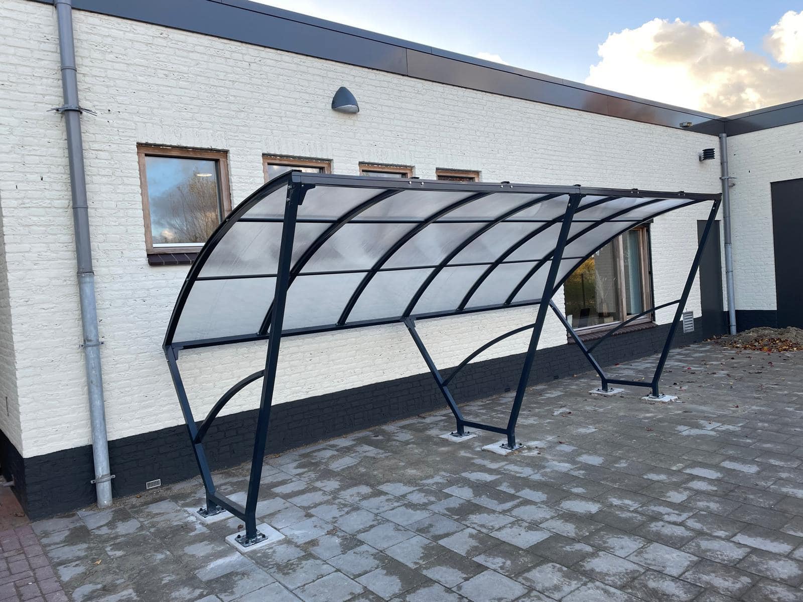 Fietsoverkapping Velo - Compact en Voordelig 9 Fietsoverkappingen model Velo. Of u nu een woonwijk of een bedrijventerrein heeft, de Velo fietsoverkapping past altijd perfect.