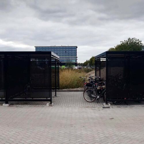 Fietsoverkapping Hagen – Luxe Design & Maatwerk 101 Met de dubbelzijdige fietsoverkapping model Hagen kunt u eenvoudig meerdere fietsen plaatsen, ideaal voor scholen, bedrijven of particuliere tuinen die ruimte-efficiëntie hoog in het vaandel hebben.