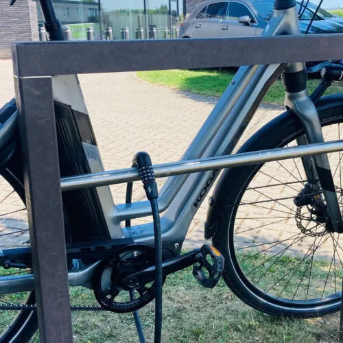 Fietsnietje - aanleunbeugel van massief regeneraat, goed voor uw fiets, goed voor het milieu. De ultieme duurzaamheid. Hier afgebeeld met de rvs tussenbuis