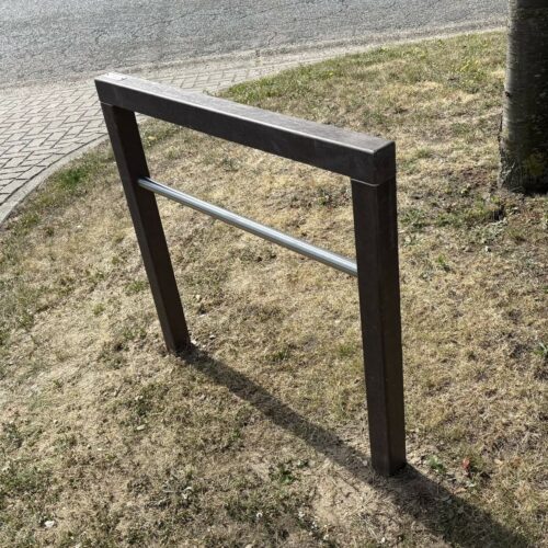 Fietsaanleunbeugels Govaplast 13 Deze fietsaanleunbeugel is leverbaar in meerdere uitvoeringen, met ronde of vierkante palen en optioneel een roestvrijstalen tussenbuis voor extra stabiliteit en parkeergemak op verschillende hoogtes.