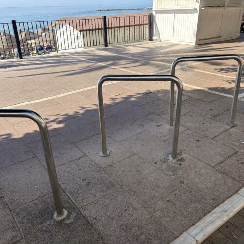 Fietsnietje 48 mm rond 51 Fietsnietjes - aanleunbeugels van rvs (Inox) Ideaal langs de kust en op de eilanden en natuurlijk voor wie van mooi houdt.