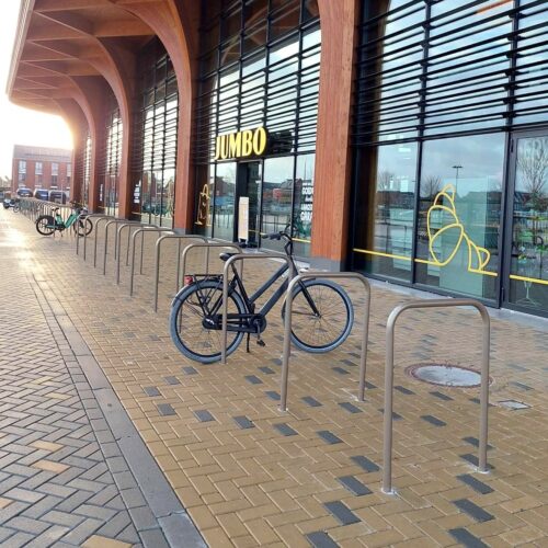 Fietsnietje 48 mm rond 34 Onze fiets aanleunbeugels, fietsnietjes bij de nieuwe Jumbo in Groningen. Gecoat in ral 1023 Ideale fietsenrekken. 38 aanleunbeugels hebben we daar geleverd.