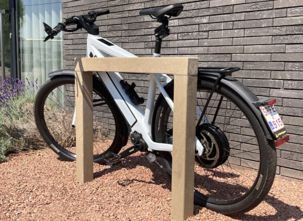 De sand-beige uitvoering van dit fraaie fietsnietje van massief regeneraat. DE rechthoekige uitvoering van deze aanleunbeugel zonder de tussenbuis.