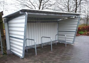 Aanleunbeugels met tussenbuis in onze voordelige  fietsoverkapping model Karin.