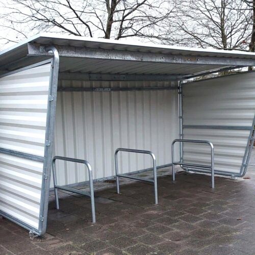Fietsnietjes D60 mm 34 Aanleunbeugels met tussenbuis in onze voordelige fietsoverkapping model Karin.