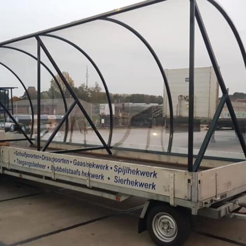 Rookoverkapping - rookabri BF1000 85 Overkapping BF1000, lengte 6 meter gecoat in ral 9005 onderweg naar de klant. De design rijwieloverkapping voor een ongekend scherpe prijs. Een aanwinst voor ieder buitenterrein.