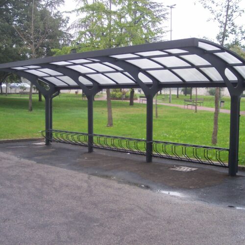 Fietsoverkapping Laura 34 Deze overdekte rijwielstallingen zijn absoluut een aanwinst voor de buitenruimte. In een enkele en in een tweezijdige uitvoering leverbaar. Ideale fietsoverkapping voor de openbare en semi-openbare ruimtes.
