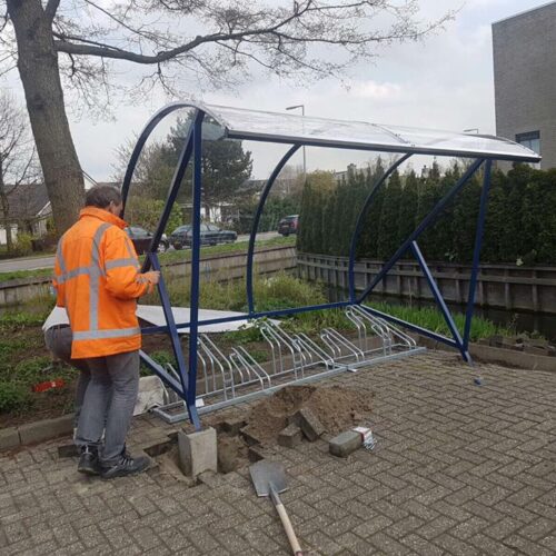 Rookoverkapping - rookabri BF1000 121 Fietsoverkapping model BF1000 in de 3 meter uitvoering kan desgewenst volledig gemonteerd geleverd worden. U kunt deze dan desgewenst eenvoudig zelf op de ondergrond vastzetten.