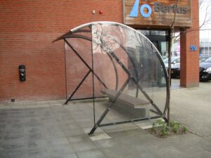 Rijwieloverkapping model BF1000. Een aanwinst voor uw buiten en een verrassend voordelige en duurzame fietsoverkapping.