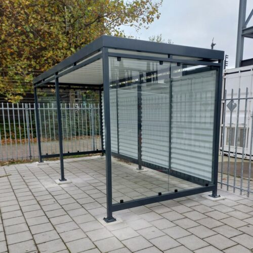 Fietsoverkapping Manheim - Modern en Maatwerk 69 Moderne fietsenstalling met glazen wanden