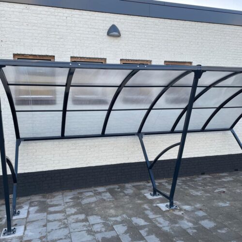 Fietsoverkapping Velo - Compact en Voordelig 17 Overdekte fietsenstalling - fietsoverkapping Velo 5m. Ideaal voor a 12 fietsen. Met zijn stijlvolle ontwerp past de fietsoverkapping Velo daarnaast perfect in elke buitenruimte.