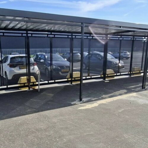 Fietsoverkapping Hagen – Luxe Design & Maatwerk 97 Afgebeeld een fraaie 12 meter uitvoering. Met opties zoals geïntegreerde LED-verlichting met timer en sensor of een groen Sedum-dak combineert de Hagen fietsoverkapping functionaliteit, duurzaamheid en milieuvriendelijkheid in één ontwerp.