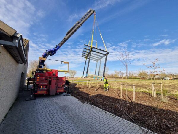 Volledig voor gemonteerde overkappingen worden door onze monteurs vakkundig op hun plek gezet.