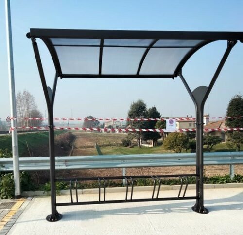Compacte Fietsoverkapping Delta 9 Fietsoverkapping model Delta, als bouwpakket geleverd. Hier gemonteerd op een betonnen ondergrond. Voordelig fietsparkeren.