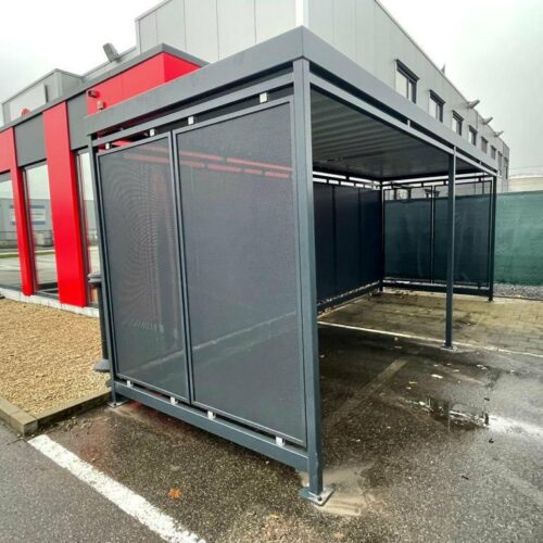 Fietsoverkapping Hagen – Luxe Design & Maatwerk 91 Voor extra gebruiksgemak kan de Hagen fietsoverkapping worden uitgerust met energiezuinige LED-verlichting met timer en sensor, weggewerkt in de dakconstructie. Afgebeeld een 6 meter lange uitvoering van deze overdekte fietsenstalling in ral 7016