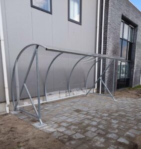 De montage van een basisdeel van deze rijwieloverkappingen.  Tot een lengte van 6 meter kunnen we deze fietsverkapping volledig gemonteerd bij u afleveren