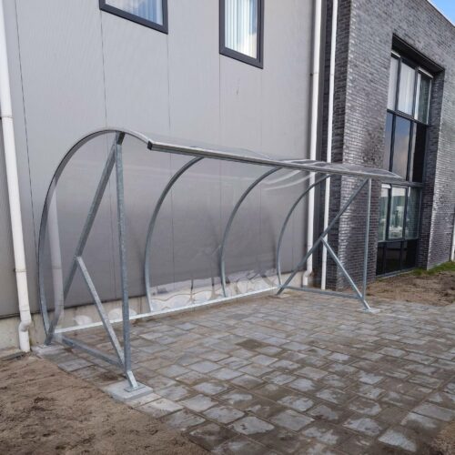 Fietsoverkapping BF1000 – Halfrond & Transparant 167 De montage van een basisdeel van deze rijwieloverkappingen. Tot een lengte van 6 meter kunnen we deze fietsverkapping volledig gemonteerd bij u afleveren