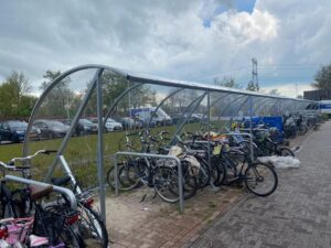 Fietsoverkapping met fietsnietjes