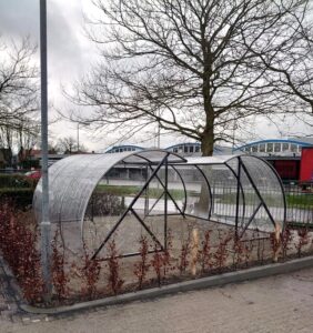2 transparante fietsoverkappingen