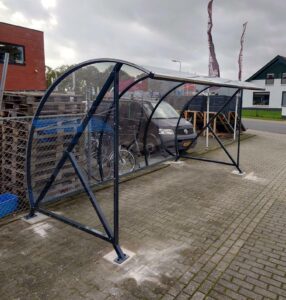 Fietsoverkapping met metalen structuur en transparante kap.