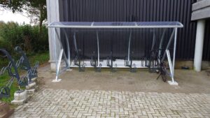 Fietsoverkapping met fietsrekken