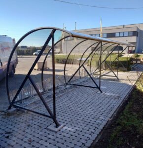 Fietsoverkapping met stalen frame en transparante kap.