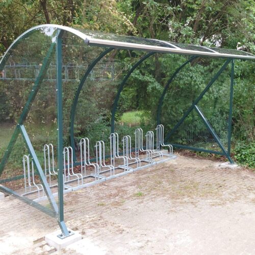 Fietsenrekken model FR4000 30 Onze hoog-laag fietsenrekken model FR4000 met 10 fietsplekken in onze fietsoverkapping model BF1000 met een lengte van 4 meter, groen gecoat.