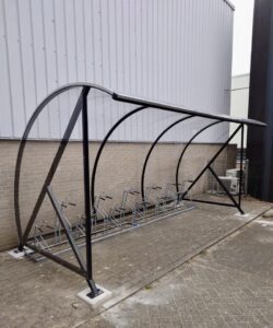 De 4.5 meter uitvoering van deze fietsoverkapping gecoat in ral 9005 diepzwart.