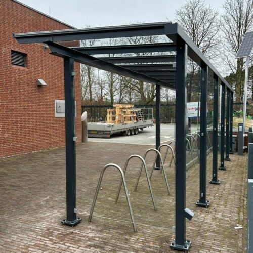 Fietsoverkapping Model City 47 Ideale fietsoverkappingen vo openbare en semi-openbare ruimtes. Maatwerk - Vakwerk. Wanden van gehard veiligheidsglas en het dak van deze fraaie fietsoverkapping van gelamineerd veiligheidsglas.