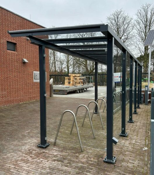 Ideale fietsoverkappingen vo openbare en semi-openbare ruimtes. Maatwerk - Vakwerk. Wanden van gehard veiligheidsglas en het dak van deze fraaie fietsoverkapping van gelamineerd veiligheidsglas.
