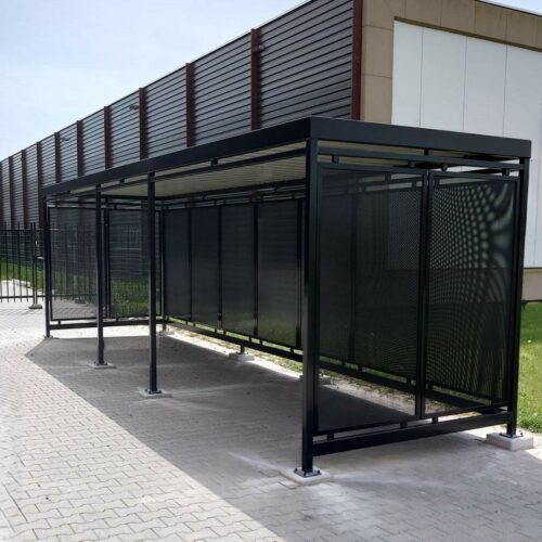 Moderne fietsoverkapping met geperforeerde staalplaten in het zwart gecoat