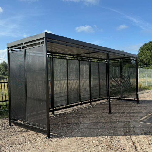 Fietsoverkapping Hagen – Luxe Design & Maatwerk 83 Onze fietsoverkapping model Hagen met een hoogte van 2.7 meter. Eigen fabricaat, dus bijna alles is mogelijk. Deze staat in Ravenstein.